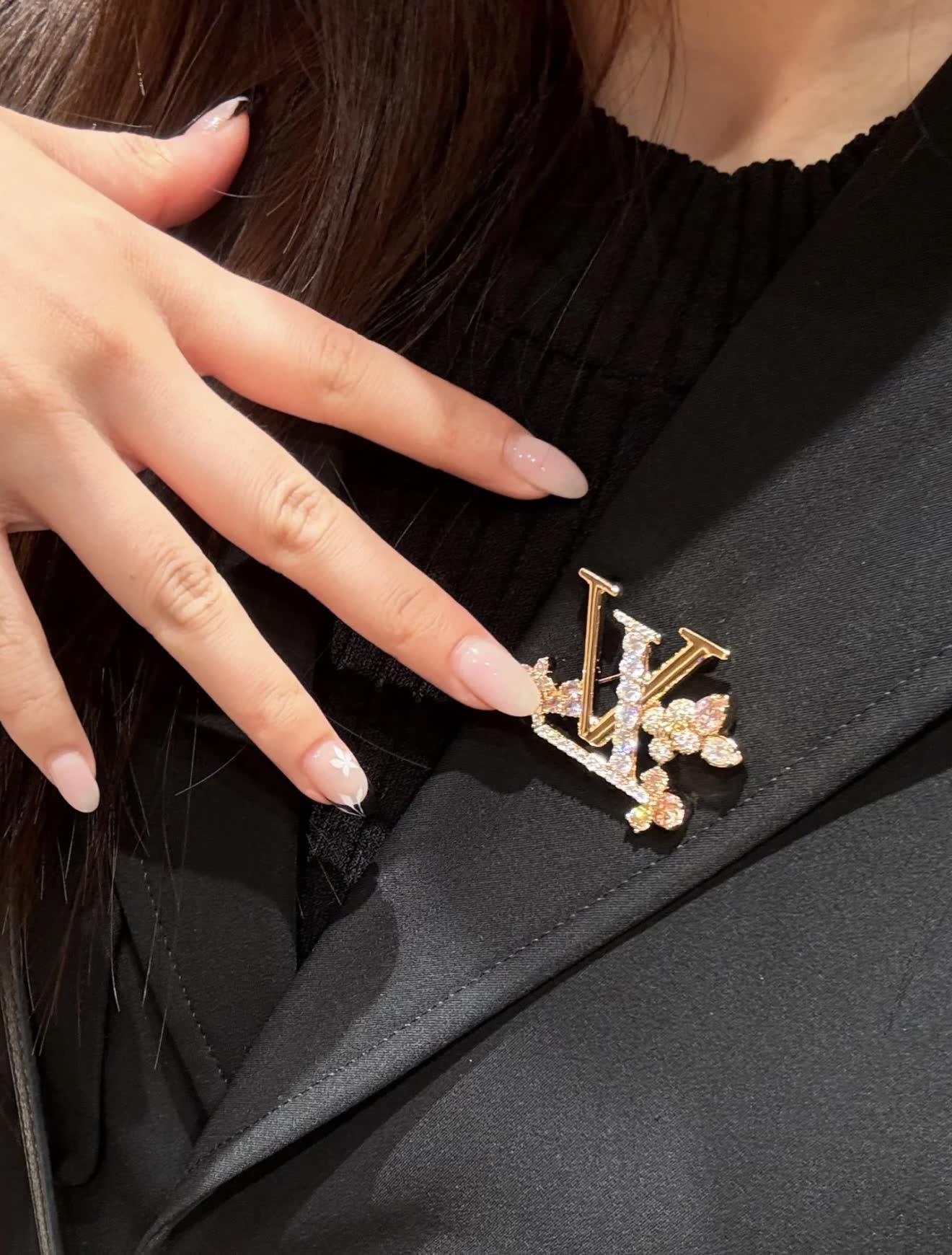 Louis Vuitton LV Logo Brooch-LZ1299